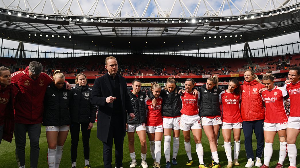 Jonas Eidevall leads a post-match huddle after Arsenal's game with Leicester City at Emirates
